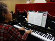 学びライブで、ピアノ伴奏による「歌唱指導」を体験