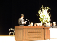 在学生代表祝辞を述べる法学部学生自治会執行委員長太田さん