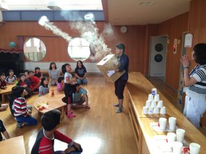 栗山町の子どもたちと「科学遊び」