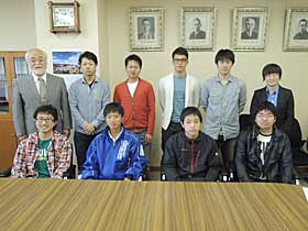 受賞者と学長・学生部長の記念撮影