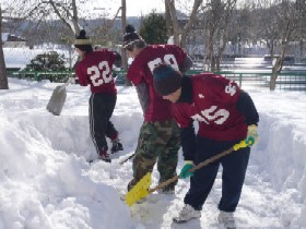 大量の雪をよける選手たち