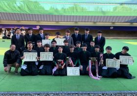 北海道学生弓道争覇で団体優勝の男子集合写真