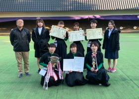北海道学生弓道争覇で団体優勝の女子集合写真