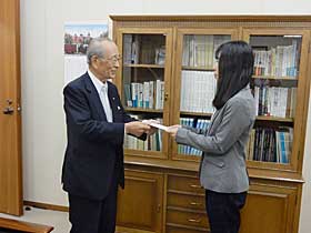 井上理事長から激励を受ける浦山さん