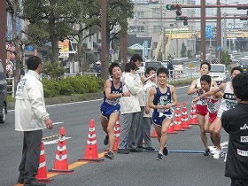 タスキをつなぐ選手