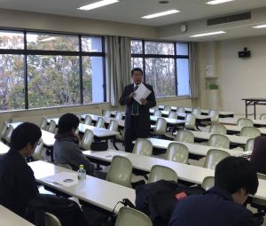 法学部「政治学」に江別市議清水直幸さんが講演