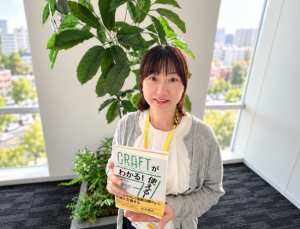 本を掲げる山本先生2