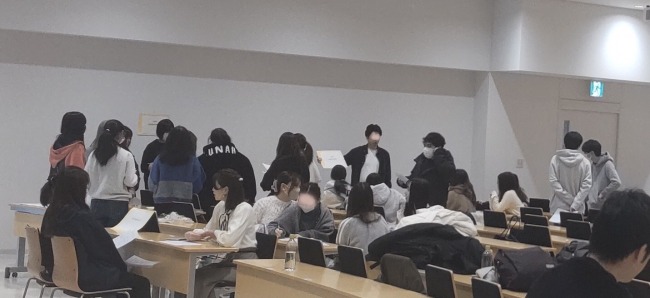 心理学部初企画「進路のこと、4年生・卒業生・先生　計22人を自由にめぐって、気になることを聞いてみよう」の様子