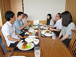 交換留学生と国内留学生との会食