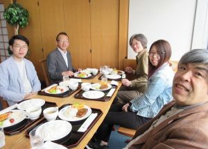 交換留学生と国内留学生と教職員が昼食