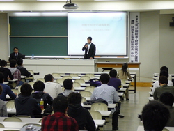 財政学の講義で北海道財務局長が講演