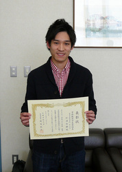 経済学部 松浦佑樹君がFP2級を取得! 経済学部の奨励金を授賞