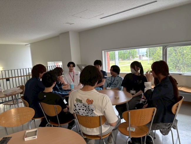 身体を動かすだけでなく、カードゲームを通じた交流企画も行われました