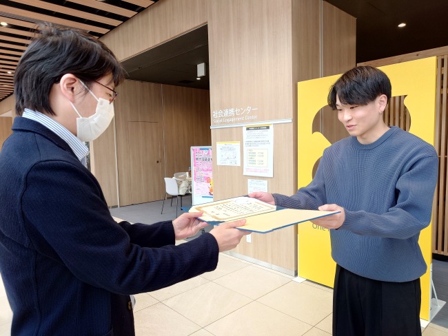 賞状を授与