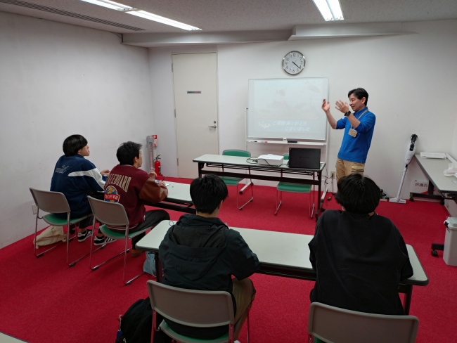 真剣にレクチャーを受けています