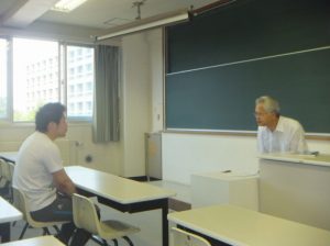 北岡隆行先生による個別面接指導の様子「自分の言葉で教師として何がしたいのか伝えることが大事です。」