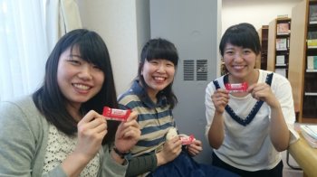 （↑キットカットを手に、明日の採用試験はキット…ではなく絶対勝つ！）