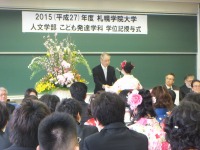 学位授与式から卒業を祝う会へ