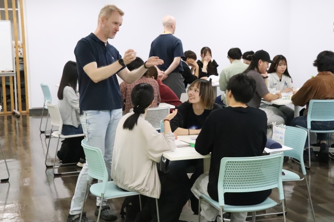 先生の手助けも得ながらワークに取り組みます