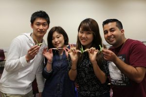 JCCのメンバーに折り鶴の作り方を伝授