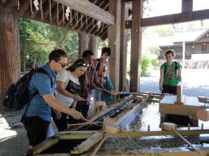 神社で手水を体験中。