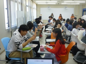 グループ活動も。初対面同士でも臆せずコミュニケーションを取っています。