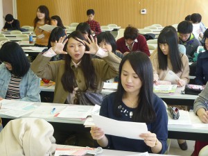 カメラに気づいた学生1名（これもガイダンス前です）。