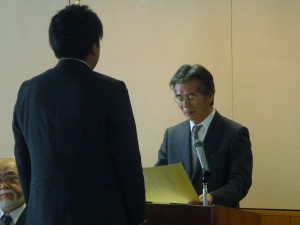岡崎人文学部長から学位記の授与。