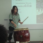盆踊りのプレゼンテーションで、和太鼓を披露。
