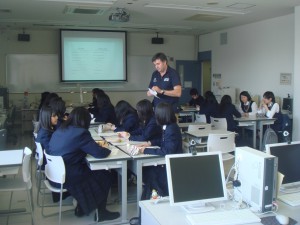 札幌東商業高校の学生が英語を学びに来ています