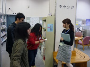 スタンプラリー中。こちらは図書館。学生時代はどんどん本を読みましょう。