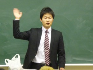 飯田先生。テンポ良い授業に学生も引き込まれていました。
