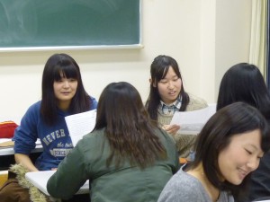 飯田先生。テンポ良い授業に学生も引き込まれていました。