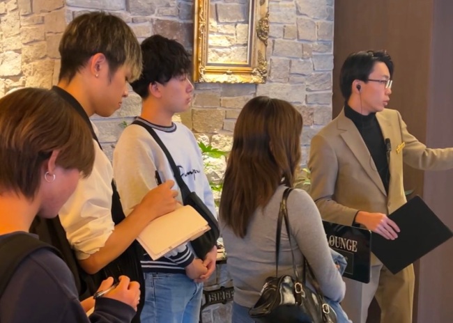 ホテルの館内で、きめ細やかなホスピタリティについて勉強中