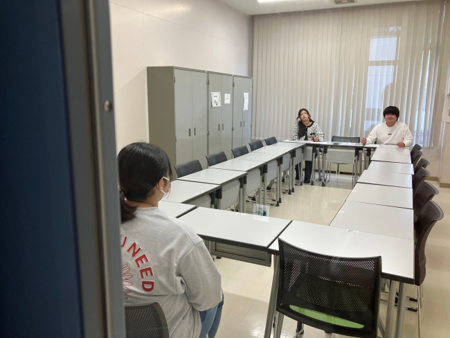 教室Aの面接練習。本番の面接に向けて度胸をつけることも必要なことです。