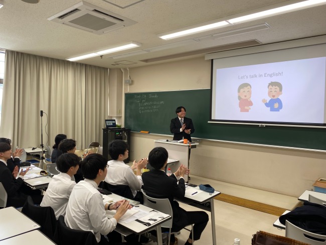 教員役と学生役にわかれて授業を行います。