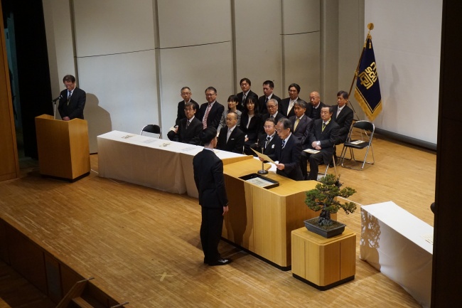 中村人文学部長から各学科の代表者へ授与。
