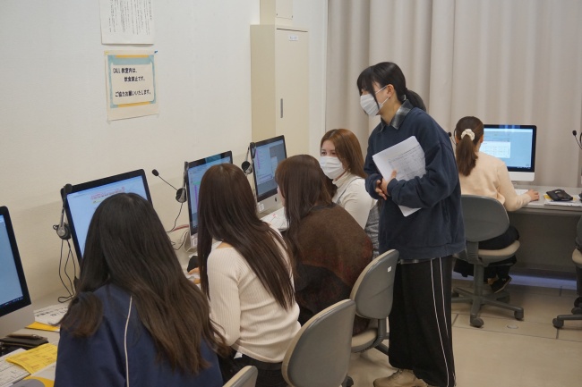 先輩に相談しながらの履修登録