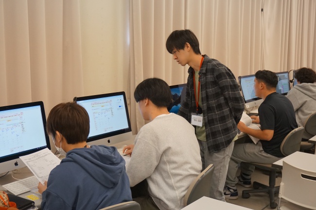 先輩に相談しながらの履修登録