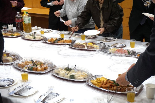 飲食と会話を楽しみながら