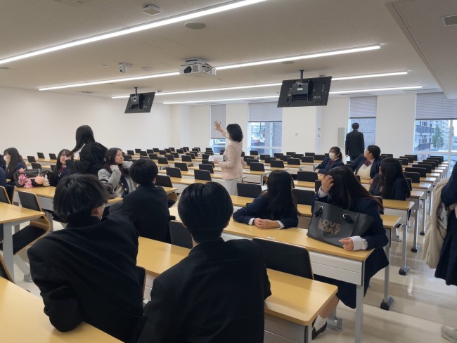 大学での学びを体験します