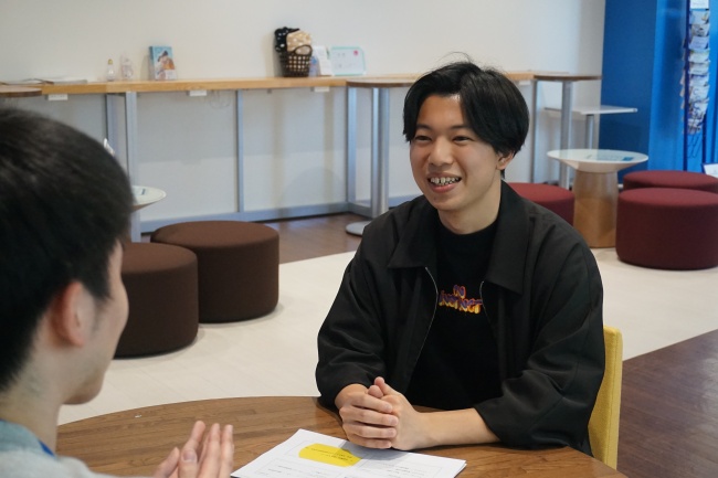 インタビューに答える西岡さん（英語英米文学科4年）