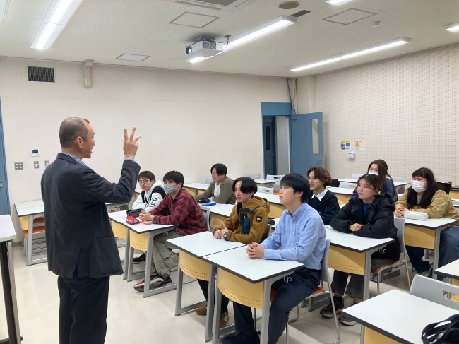 照山秀一先生：英語教育についての基礎的な理論を学ぶとともに、関連分野についての学修を深め、英語力の向上と教員採用検査の登録を目指す