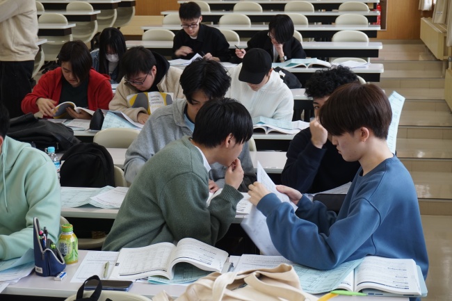 みんなで相談しながら時間割を作っていきます