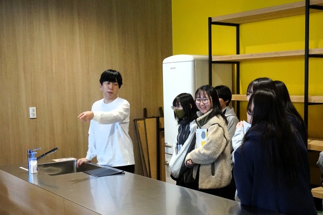 自由に学ぶ大学生の姿も見学できました
