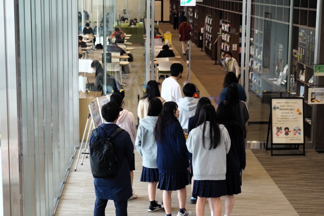 高校生も使えるきれいな図書館