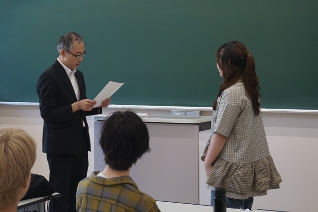 採用通知書授与の様子