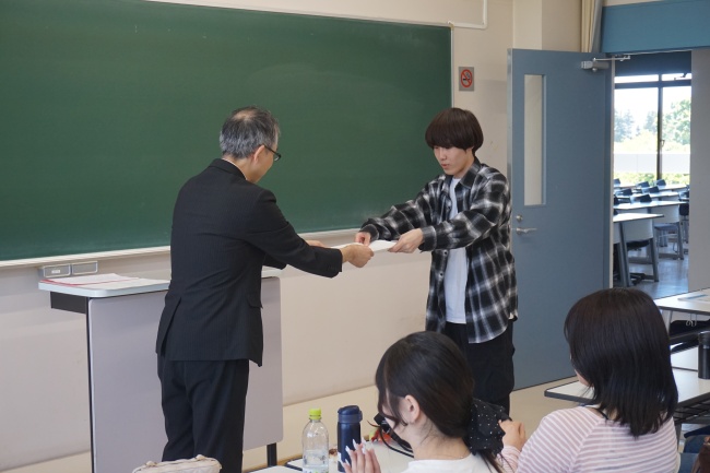 採用通知書授与の様子