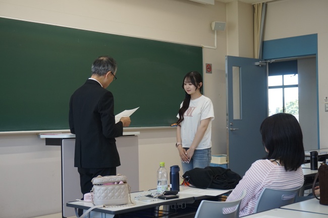 採用通知書授与の様子