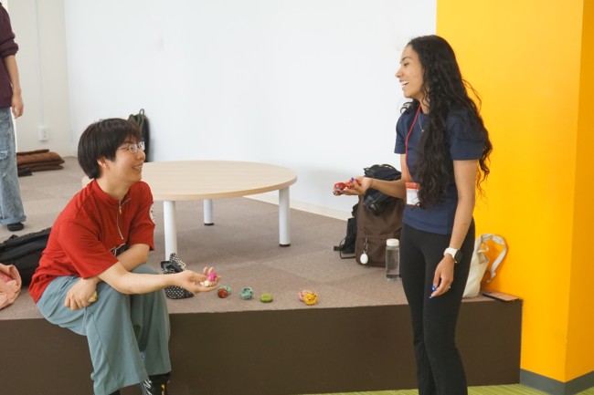 交流する学生たち